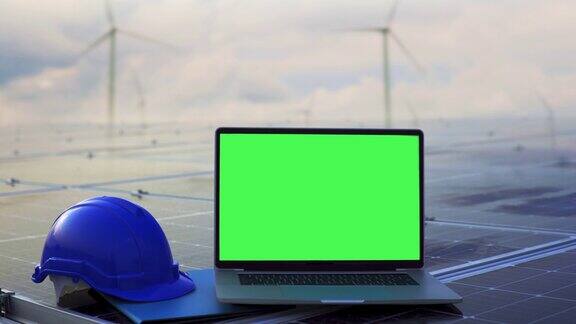太阳能电池板上有空白绿色屏幕的笔记本电脑