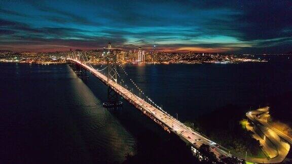夜间海湾大桥和旧金山的空中城市景观视频