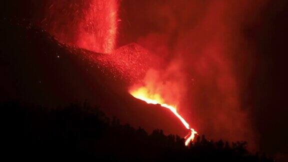 拉帕尔马火山爆发夜间延时视频显示熔岩流和两次地震