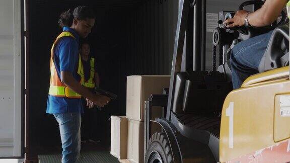 工人和驾驶叉车的工人将箱子或包装运输和分配装载在工厂仓库的集装箱员工在仓库工作物流概念