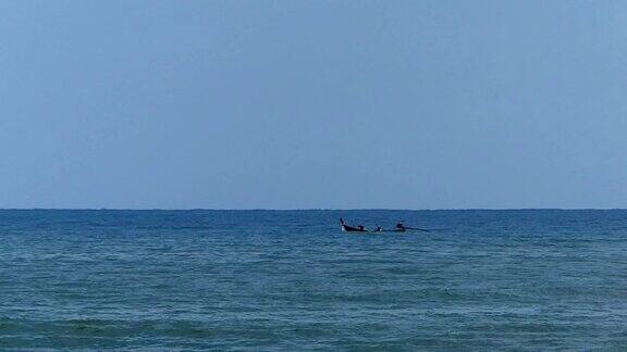 普吉岛巴东海滩的渔船