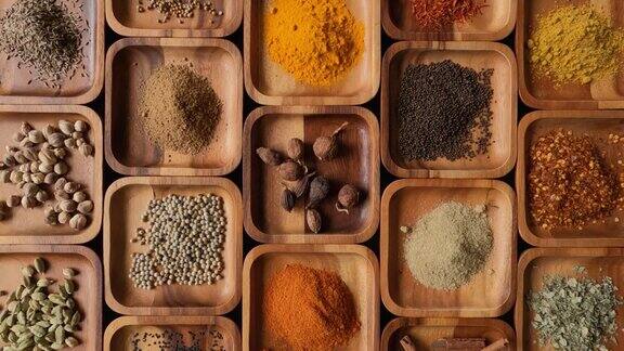许多异国情调充满活力的印度食物烹饪香料在方形木托盘展示