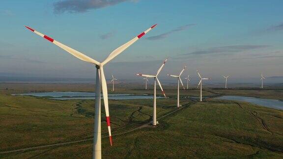 夕阳下的风车或风力涡轮机