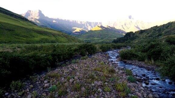 来自南非夸祖鲁-纳塔尔省的图盖拉河和德拉肯斯堡山脉