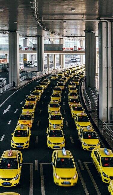 PAN忙碌的黄色出租车在机场出口排队