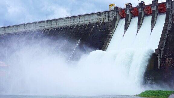 水力发电大坝水闸与流动的水通过闸门和打开孔丹普拉坎泉大坝在泰国那空那约电力和自然能源