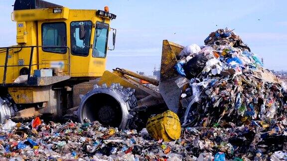垃圾堆由垃圾填埋车运走的一堆高垃圾水、空气污染概念