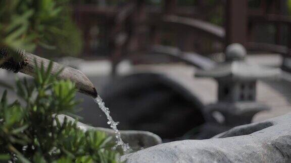 水从竹管制成的水管中流入泉水