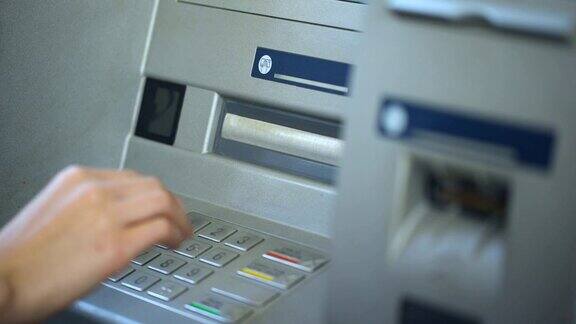 女人按了正确的按钮把她的密码插入了ATM银行