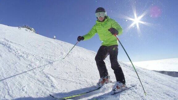 慢镜头:滑雪胜地的滑雪者