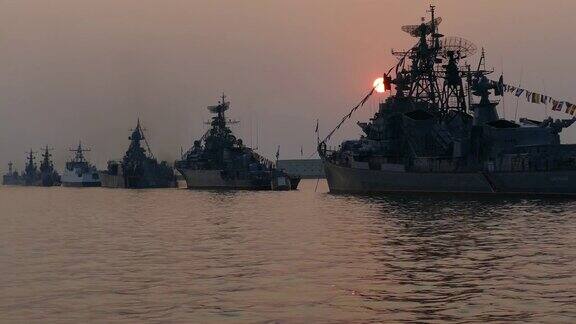 太阳在日落时映出战舰的轮廓