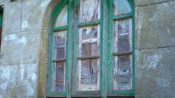 废弃的旧房子的废弃的木板风化的木窗