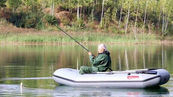 老渔夫在湖边钓鱼