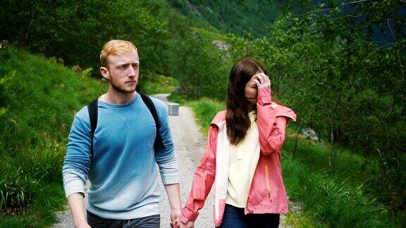 一对情侣在挪威乡间散步