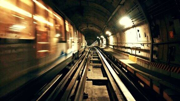 在城市地铁隧道中行驶的火车