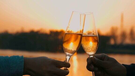 一对夫妇在夕阳下喝香槟
