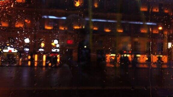 当下雨的时候在夜晚的城市街道上散焦的灯光