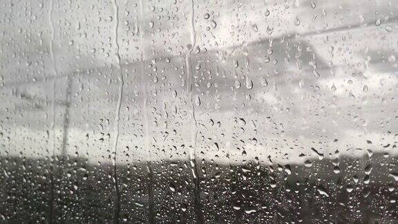 从火车窗口望去雨点落在玻璃上气氛忧郁