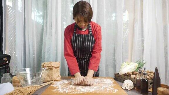 亚洲女人包饺子、饺子是中国传统食物