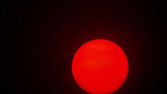 红色的太阳球在浓雾中