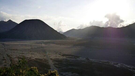 印度尼西亚BromoTenggerSemeru国家公园火山谷的云景延时(4k)