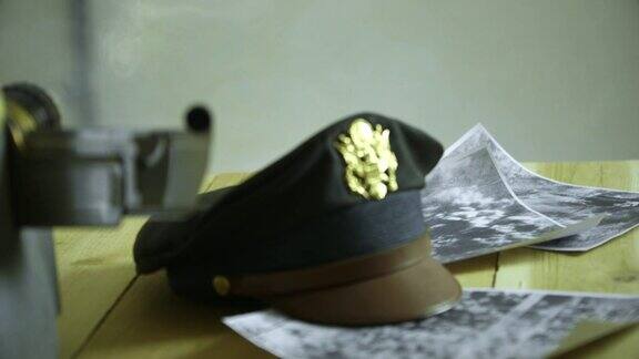 从二战德国轰炸机的侦察照片倾斜到美国陆军军官的帽子