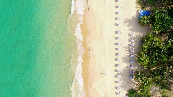 俯视图无人机拍摄大海和雨伞金色沙滩夏季岛屿度假度假无人机的照片