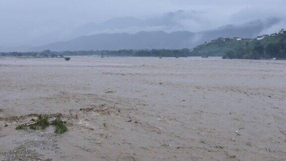 巴基斯坦斯瓦特山谷的基础设施被洪水冲走