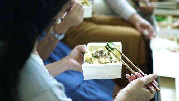 台湾女子吃午餐