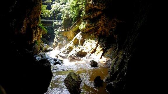 流入洞穴的河流