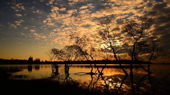 延时:日出时的湖泊风景