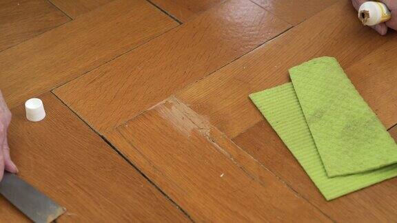 成熟女人修理拼花地板