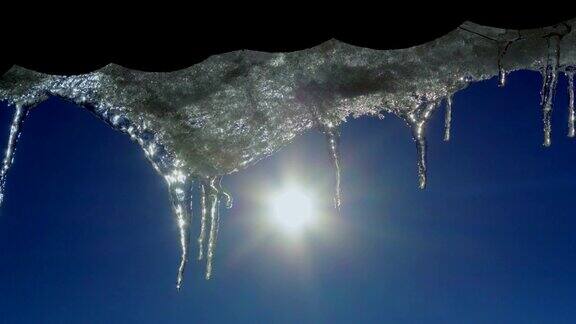 冰雪融化的时间流逝挂在屋顶上的冰柱