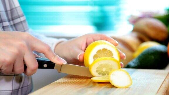 女人双手切柠檬