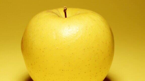 黄色背景上的黄色苹果