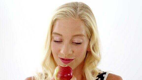 漂亮女人吃红苹果的特写