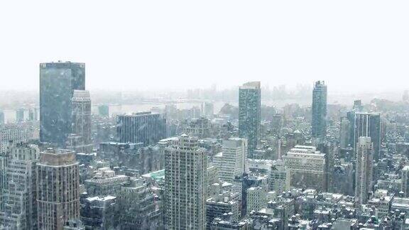 暴风雪中的城市景观
