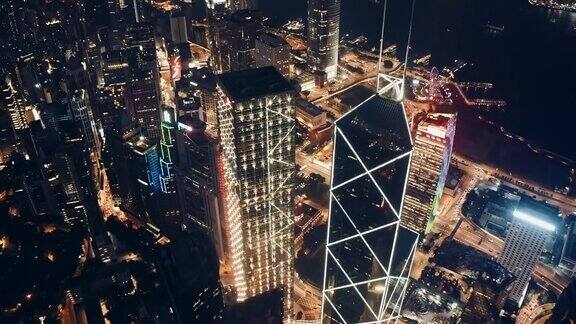 航拍香港市中心及维多利亚港的夜景