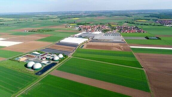 镜头从猪场的沼气厂上空飞过生物质的可再生能源现代农业欧盟鸟瞰图从空中俯瞰全景