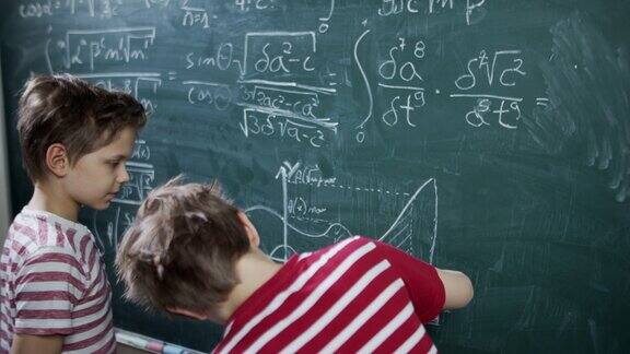 两个小男孩在数学课上讨论数学