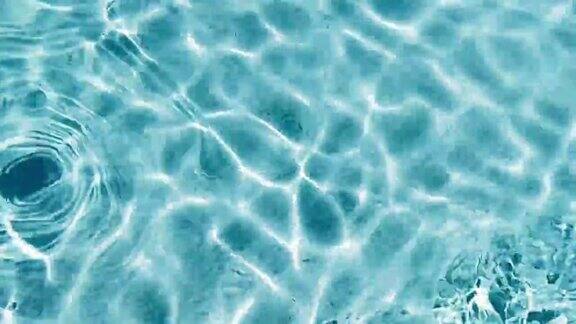 纯蓝色的水与光的反射游泳池水面从上面