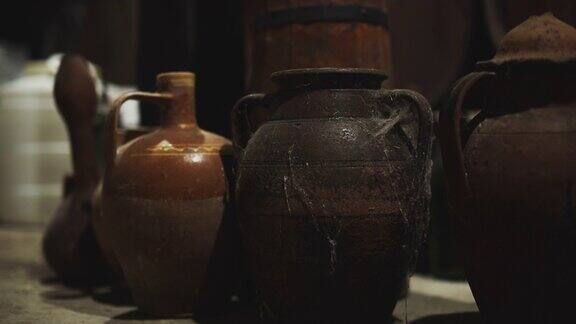 陶土和陶器盘经典碗旧工艺品尘土飞扬的陶土水罐一个接一个摆放