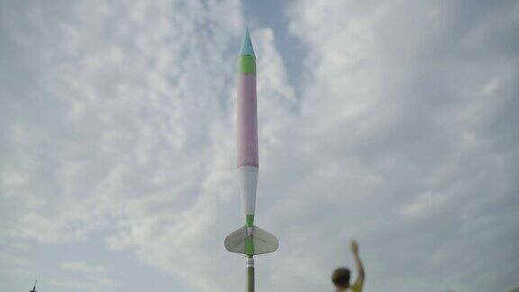 发射前的火箭模型慢动作