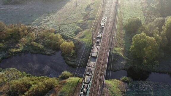 黎明时分一辆高速列车在农村河上的一座桥上驶过