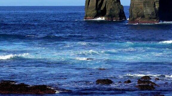 在亚速尔群岛的莫斯泰罗斯附近海浪冲击着岩石