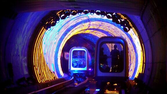 外滩观光隧道的穿梭列车中国上海的地铁列车黄浦江下的灯光隧道是上海五大旅游景点之一