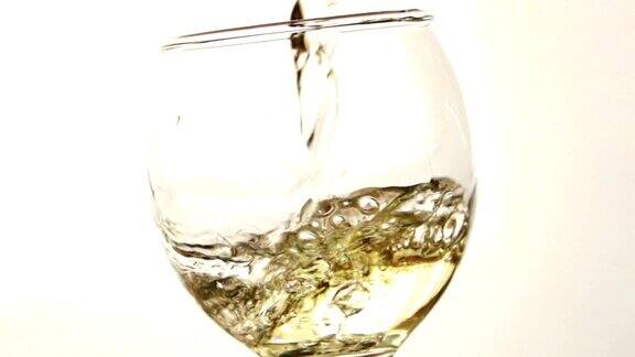 葡萄酒倒入玻璃杯