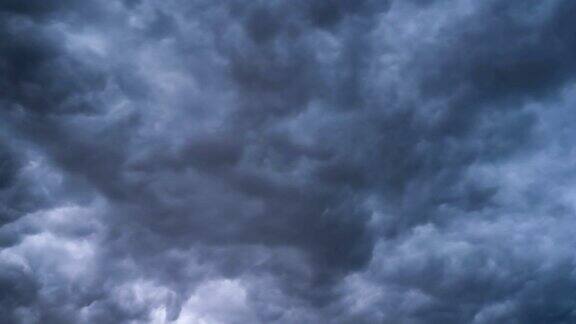 灰色风暴云在天空中移动时间流逝雷雨风暴卷曲的云很低