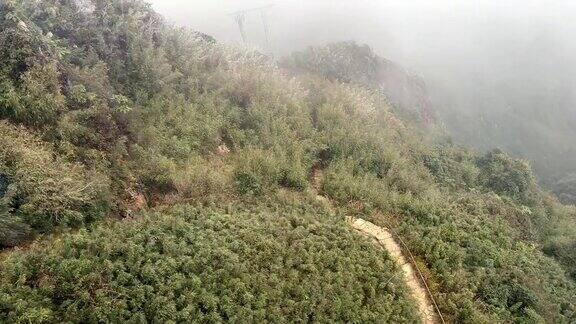 雾移动和覆盖在范西潘山顶的顶峰这是印度支那最高的旅游目的地位于越南老街的萨帕黄连山山脉