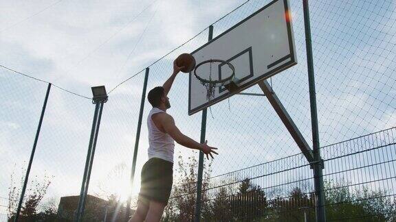 篮球运动员跳跃和投篮